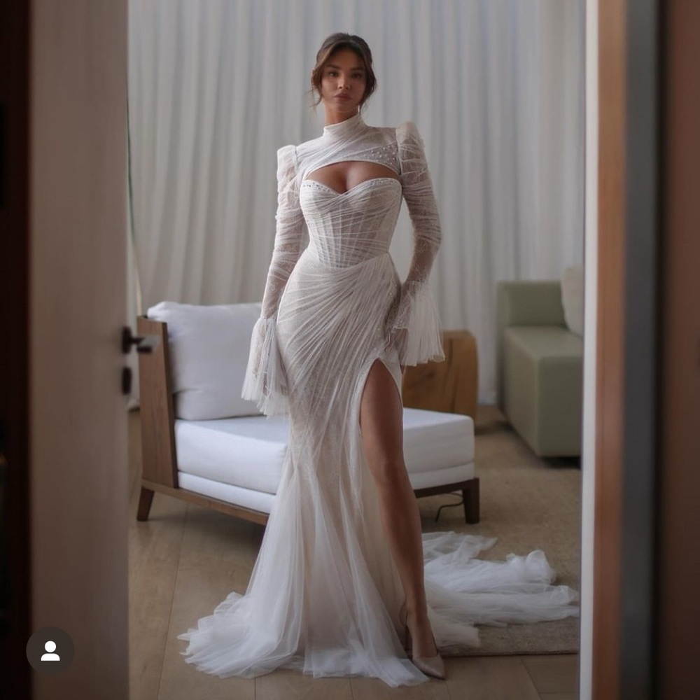 Elegant White Lace Wedding Gown